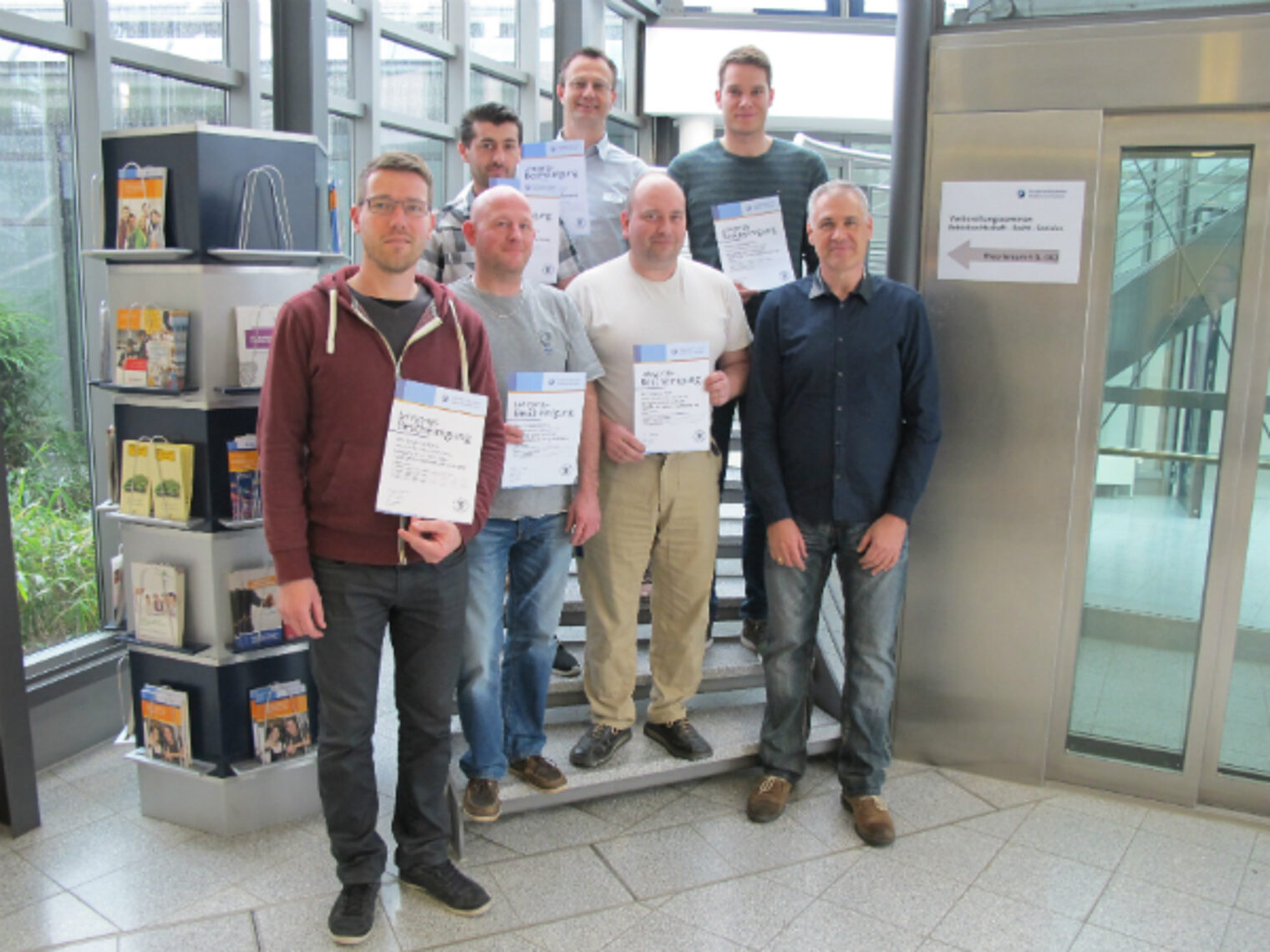 Die Sachkundigen für Schimmelpilzsanierung präsentieren stolz ihre Urkunden gemeinsam mit dem Dozenten und Baubiologen Joachim Maxeiner (rechts vorne).