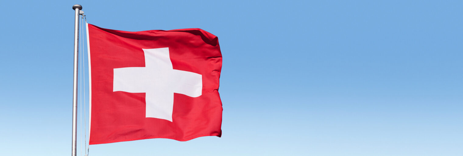 Flagge, Schweiz, CH, blauer Himmel, Berge