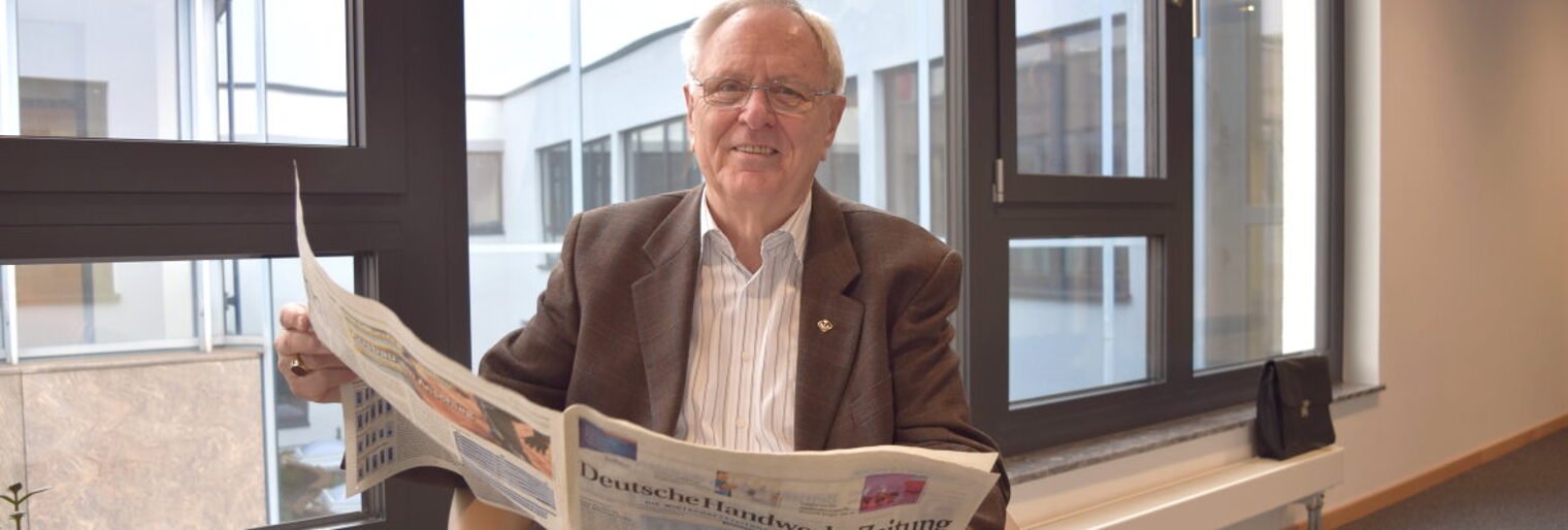 Auch mit 80 Jahren immer auf dem neuesten Stand: Klaus Hackert, Ehrenpräsident der Handwerkskammer, feiert 80. Geburtstag. 