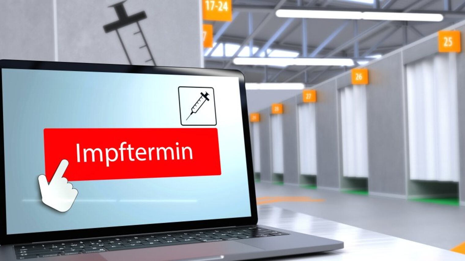 Im Vordergrund ein Laptop, im Display Schriftzug Impftermin auf roter Fläche. Im Hintergrund nummerierte Kabinen mit Vorhängen