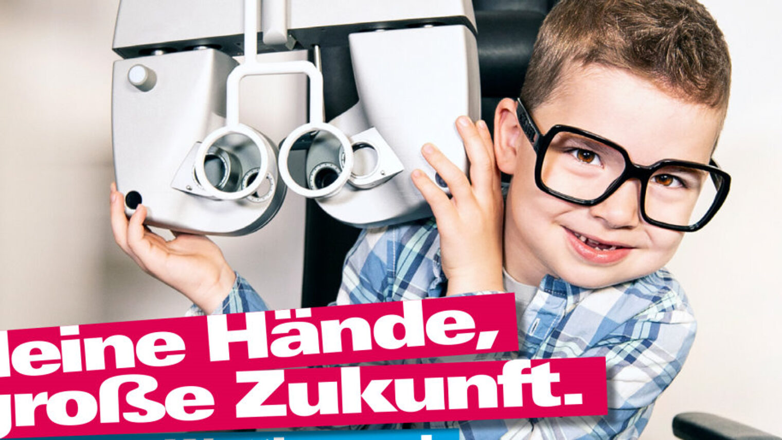 Kleiner Junge mit großer Brille neben einem Sehstärken-Messgerät beim Augenoptiker. Darunter Text Kleine Hände, große Zukunft