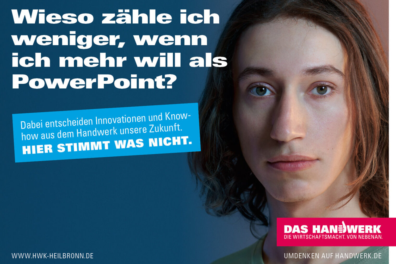Werbeplakat zeigt jungen Mann mit ernstem Blick und Text: Wieso zähle ich weniger, wenn ich mehr will als Powerpoint?