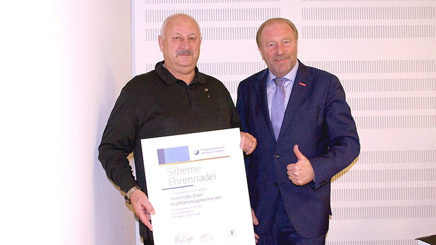 Kammerpräsident Ulrich Bopp überreicht die silberne Ehrennadel mit Urkunde an Udo Zeyer