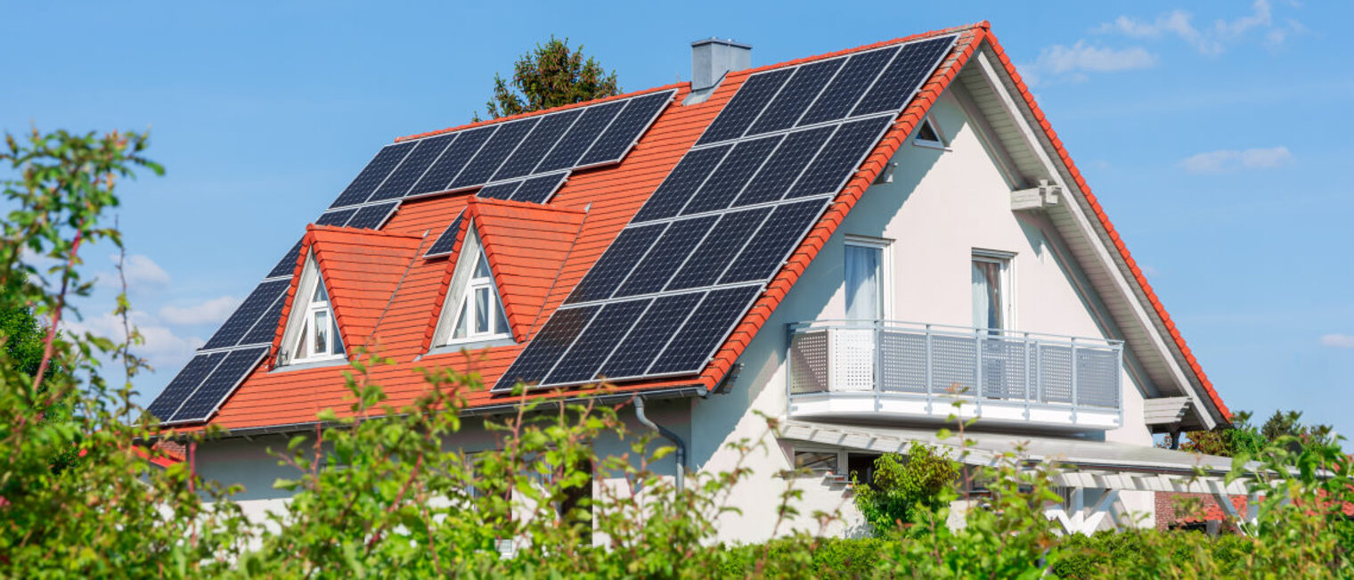 Dach eines Wohnhauses mit Solarpanelen.