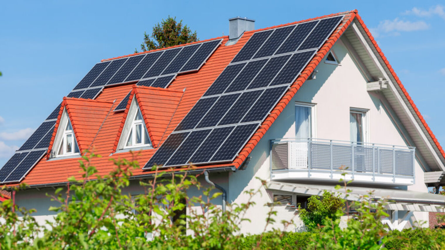 Dach eines Wohnhauses mit Solarpanelen.