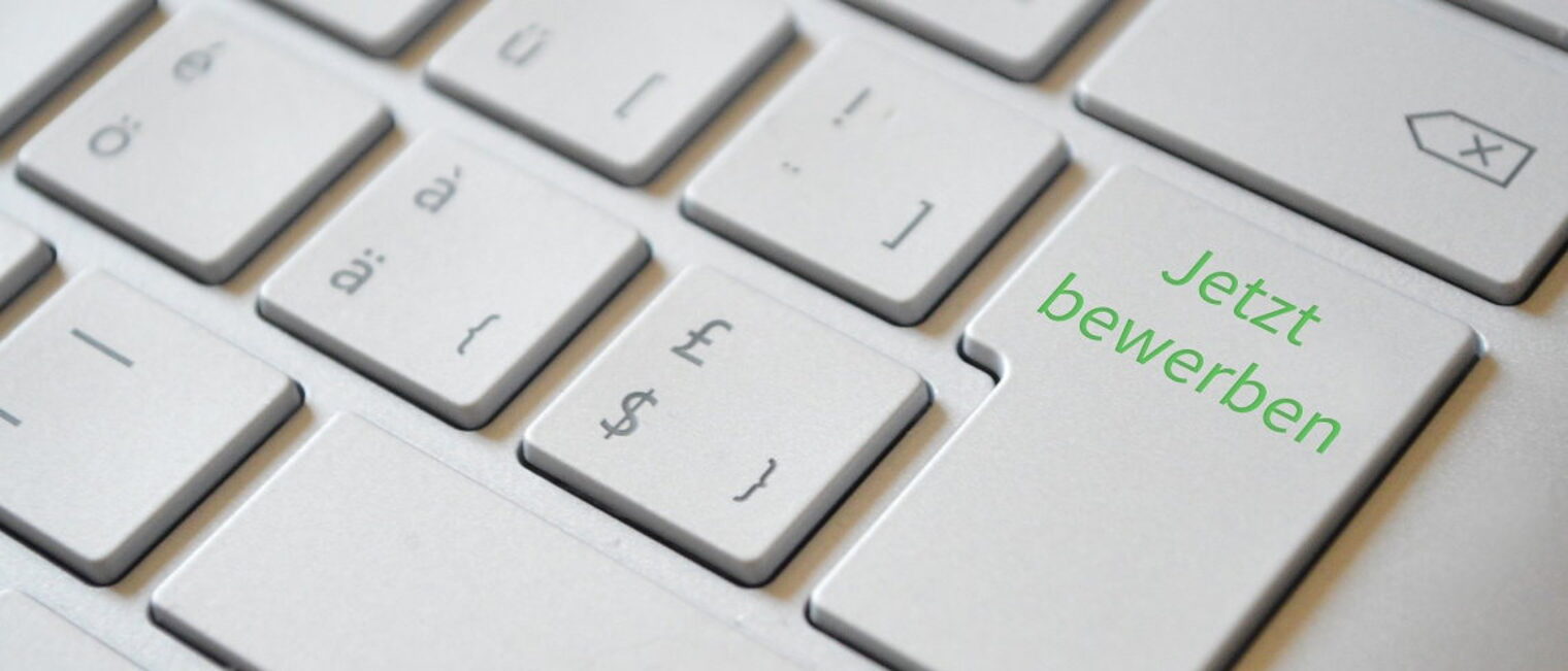 Tastatur mit dem Text "Jetzt bewerben" auf Returntaste