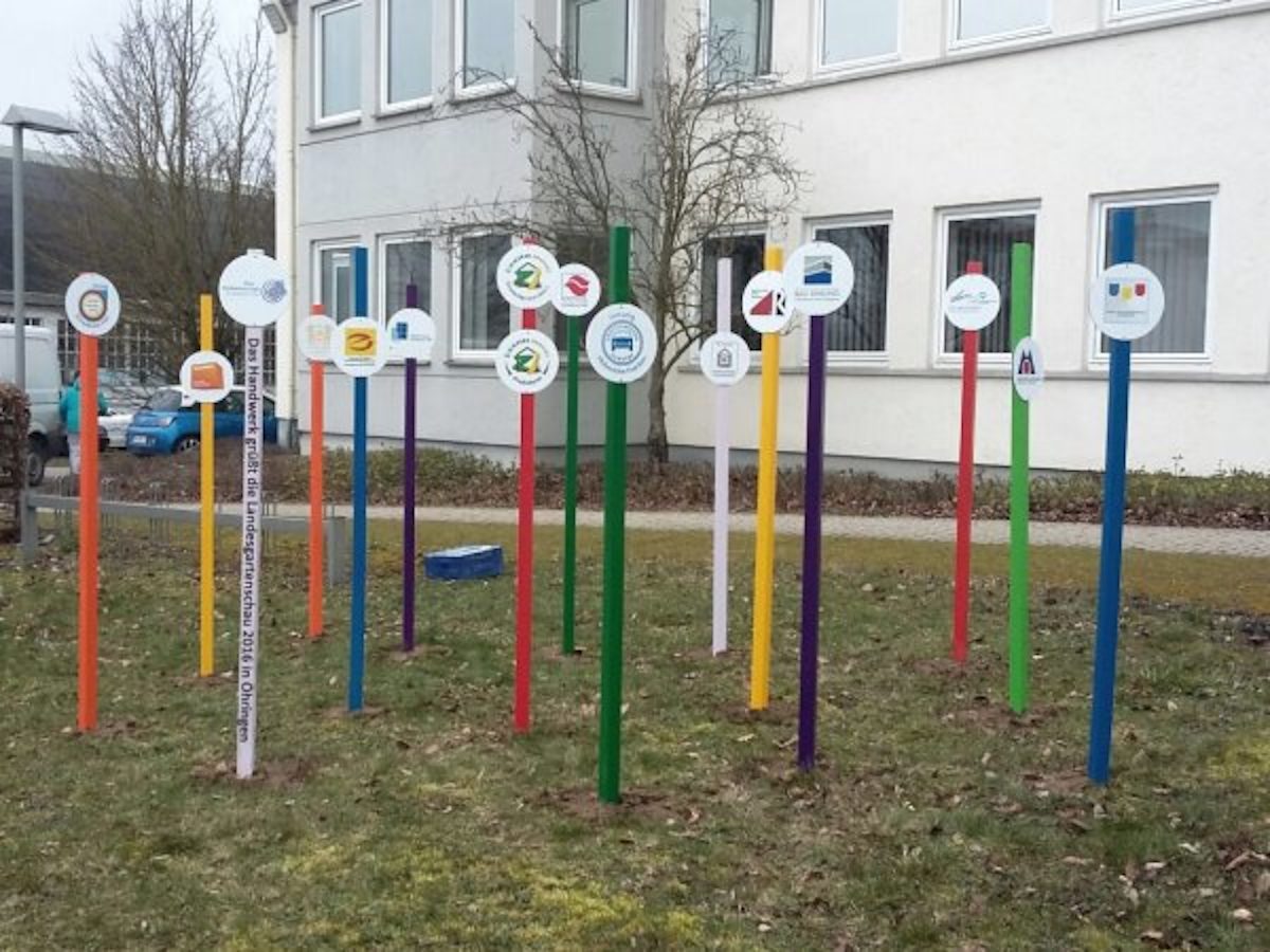 Das Haller Handwerk grüßt die Landesgartenschau. Die bunten Stelen machen nun auch vor der Kreishandwerkerschaft Schwäbisch Hall Lust auf einen Besuch in Öhringen.