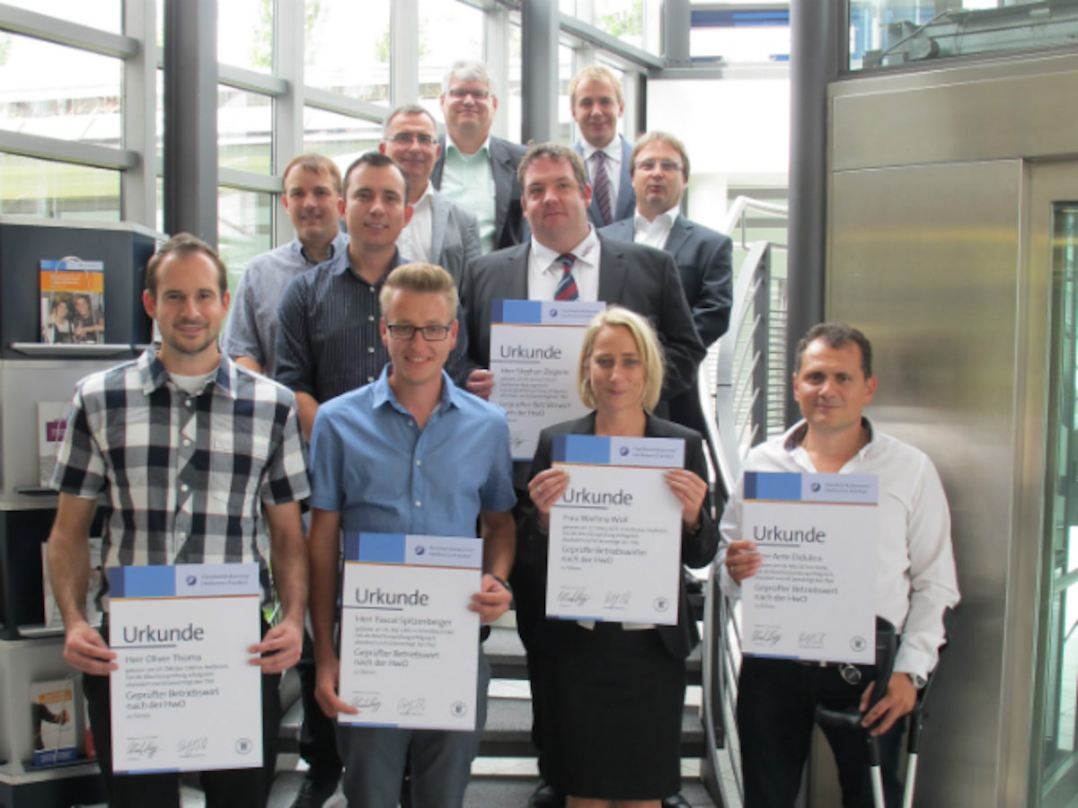 Strahlende Gesichter bei der Urkundenübergabe an die frischgebackenen Betriebswirte im Bildungs- und Technologiezentrum.
