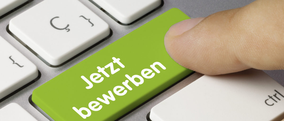 Die Handwerkskammer Heilbronn-Franken freut sich auf Ihre Bewerbung. Eine PC-Tastatur auf der eine Taste grün farblich markiert ist. Darauf steht: "Jetzt bewerben". Ein Finger drückt darauf.