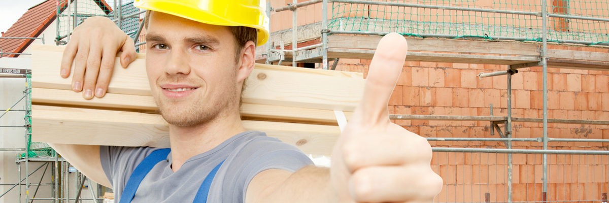 Mit der Checkliste die Existenzgründung erfolgreich meistern Handwerker auf der Baustelle blickt in die Kamera und hält den Daumen hoch