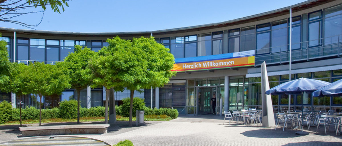 Das BTZ ist aufgrund der Corona-Krise bis auf Weiteres geschlossen. Eingangsbereich des Bildungs- und Technologiezentrums der Handwerkskammer Heilbronn-Franken