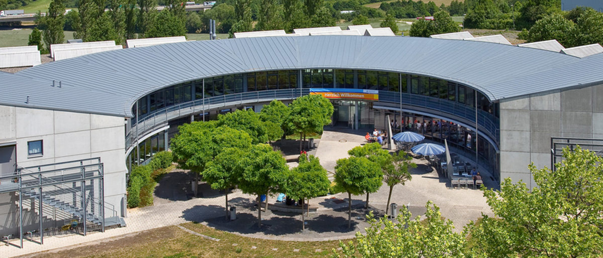 Das Bildungs- und Technologiezentrum der Handwerkskammer Heilbronn-Franken. Das Gebäude des BTZ aus der Luft aufgenommen.