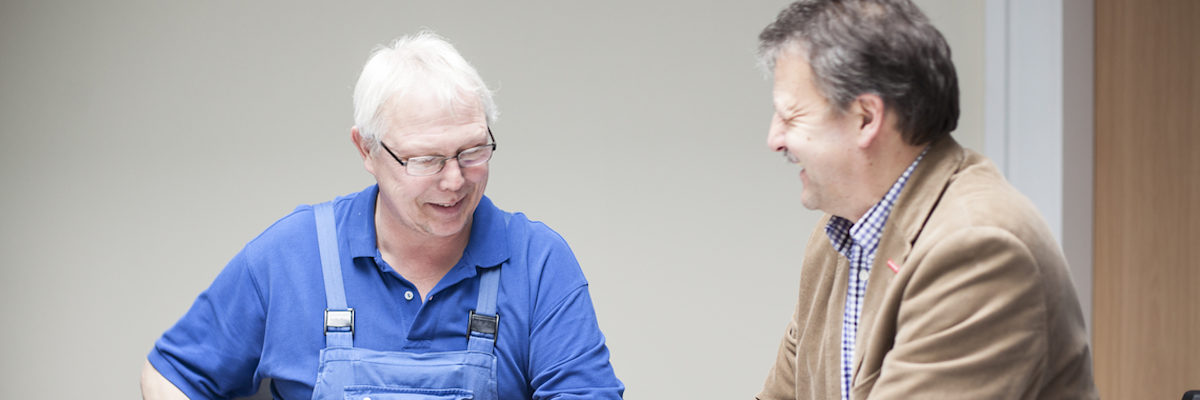 Ausbildung, Ausbildungsberatung, Auszublindende, Auszubildender, Konfliktlösung, Konfliktberatung, Beratung, Vorstellungsgespräch, Besprechung, Büro, Besprechungsraum, Checkliste, Vertragsunterzeichnung