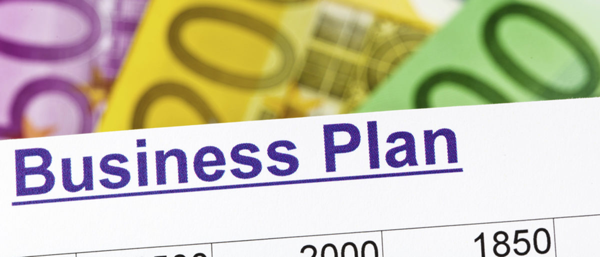 Sie erhalten Unterstützung bei der Planung ihres Geschäftsmodells Geldscheine und Tabelle mit der Überschrift Businessplan