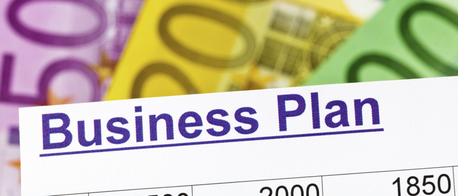 Geldscheine und Tabelle mit der Überschrift Businessplan