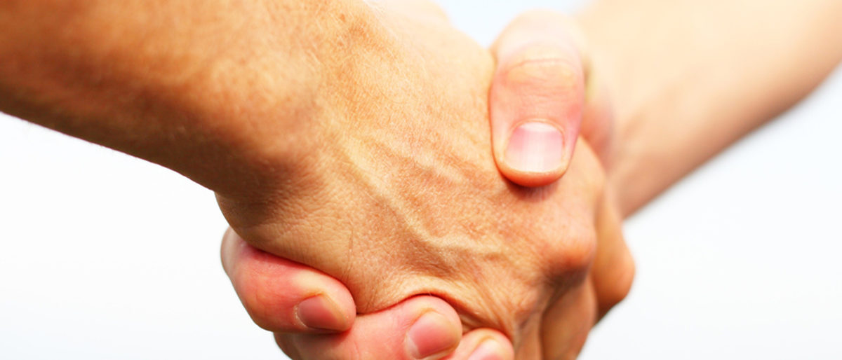Erfahren, worauf es bei der Betriebsübernahme ankommt. sich die Hand geben, Händedruck
