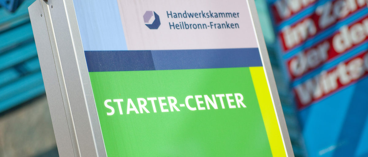 Das Starter-Center der Handwerkskammer für Existenzgründer. Ein Aufsteller mit einem Plakat, das das Logo der Handwerkskammer Heilbronn-Franken trägt und die Aufschrift: Starter-Center