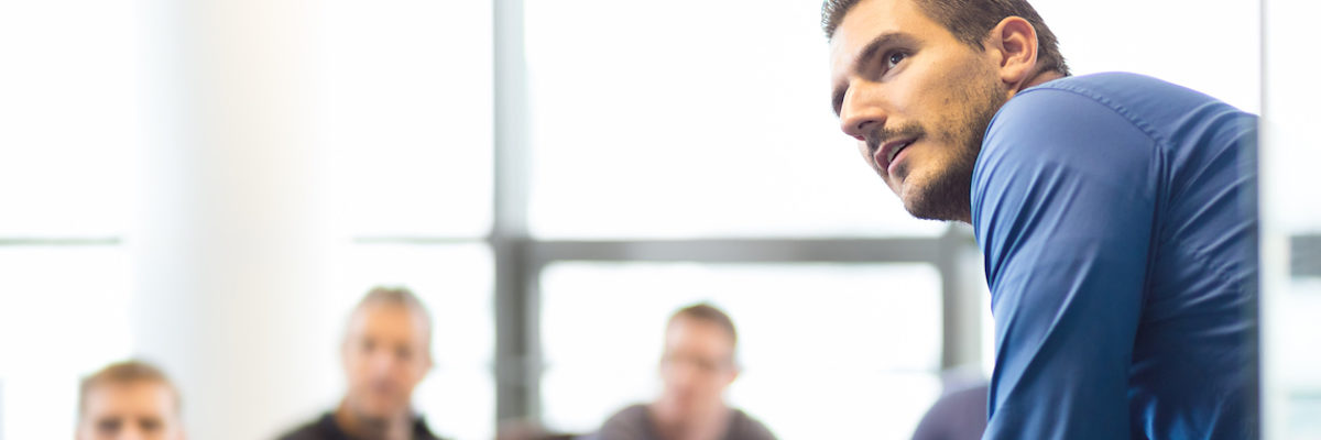 Im Workshop für Existenzgründer erhalten Handwerker hilfreiche Tipps. Dozent präsentiert vor drei Männern