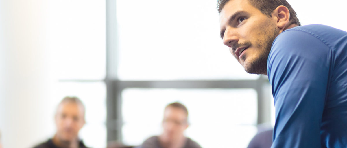 Im Workshop für Existenzgründer erhalten Handwerker hilfreiche Tipps. Dozent präsentiert vor drei Männern