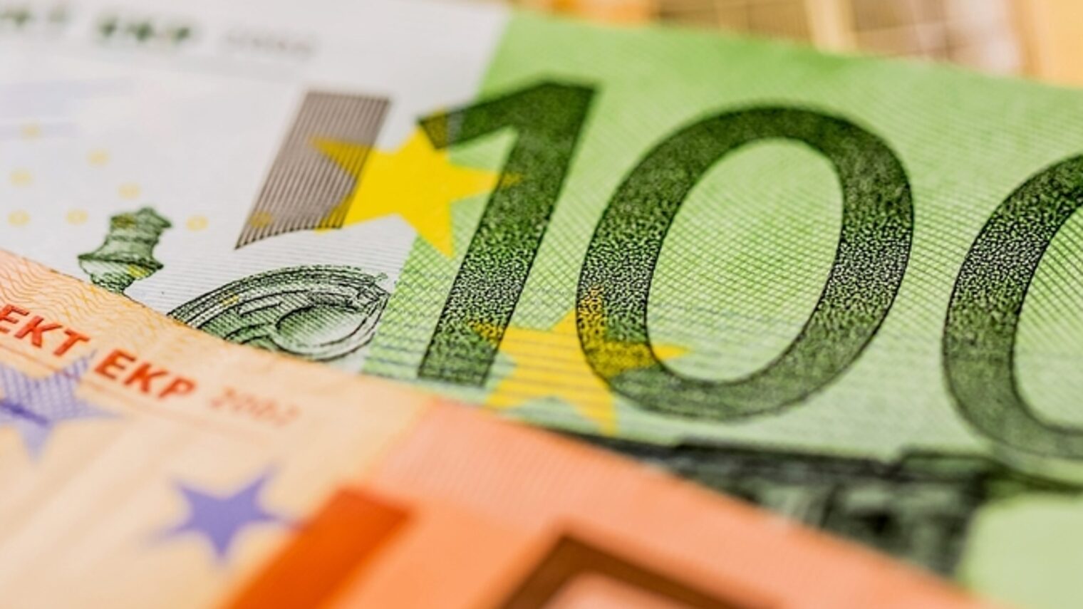 100-Euro-Schein und ein 50-Euro-Schein sind zu sehen.