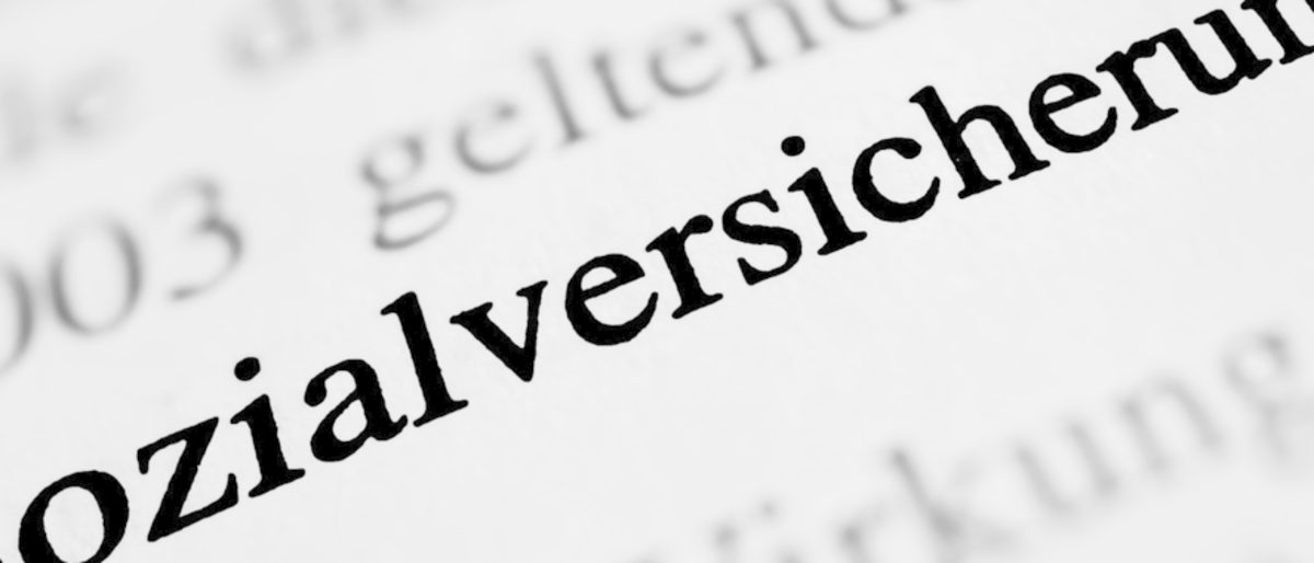 Gewerbetreibende in Handwerksbetrieben unterliegen grundsätzlich der Versicherungspflicht. Blatt mit der Aufschrift "Sozialversicherung".