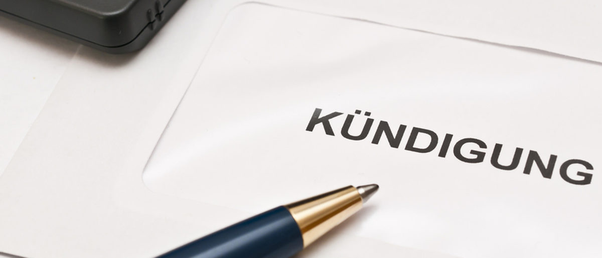 Beendigung des Arbeitsverhältnisses Ein Blatt mit der Aufschrift "Kündigung" . Darauf liegt ein dunkler Kugelschreiber.