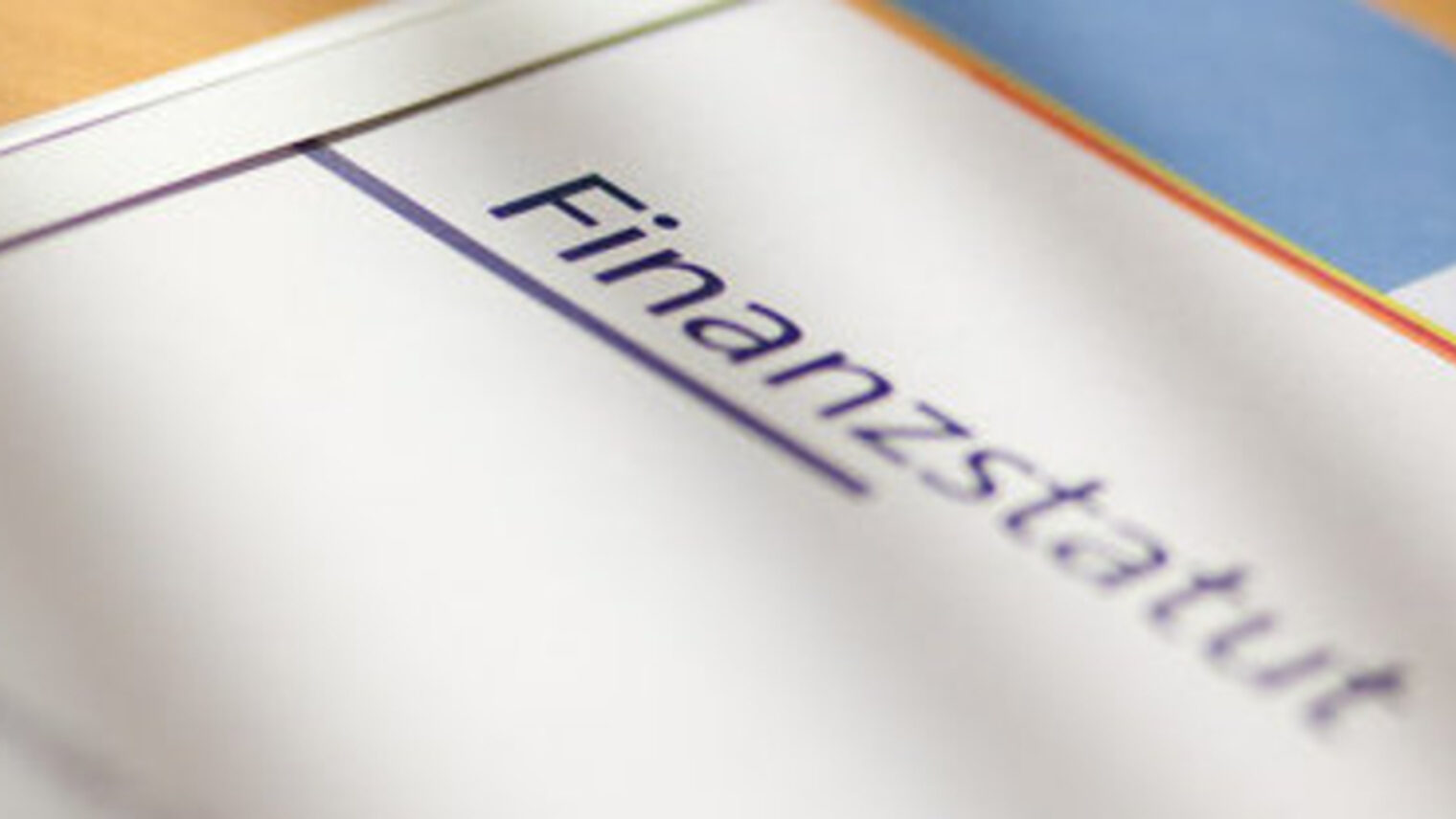 Booklet-Mappe mit dem Titel "Finanzstatut"