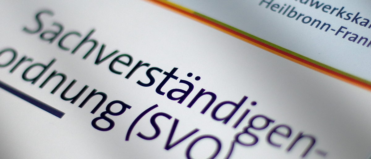 Die Bezeichnung "öffentlich bestellter Sachverständiger" ist gesetzlich geschützt. Ein Blatt mit der Aufschrift "Handwerkskammer Heilbronn-Franken Sachverständigenordnung (SVO)".
