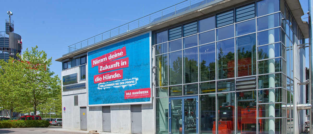 Das Bildungs- und Technologiezentrum der Handwerkskammer Heilbronn-Franken. Blick von vorn auf das Gebäude des Bildungs- und Technologiezentrums in den Böllinger Höfen.