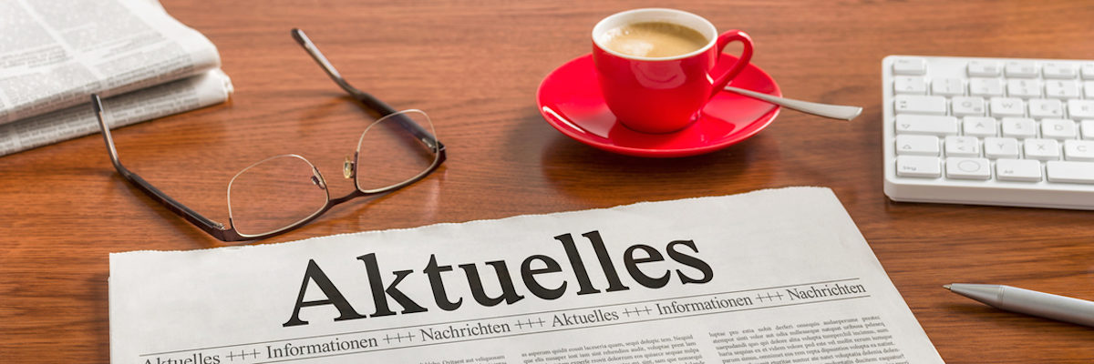 Aktuelles, Tageszeitung, Brille, Zeitung, Kaffee, Tasse, Unterteller, Löffel, Tastatur, Kugelschreiber, Holztisch