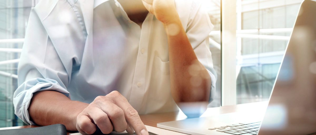 Online-Nutzung des digitalen Formularcenters Ein aufgeklapptes Notebook vor dem ein Mann sitzt.