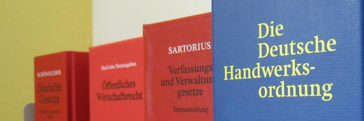 Die einheitliche gesetzliche Grundlage für das Handwerk. Vier Gesetzbücher nebeneinander. Das vordere heißt "Die deutsche Handwerksordnung". Links daneben stehen die "Verfassungs- und Verwaltungsgesetze".