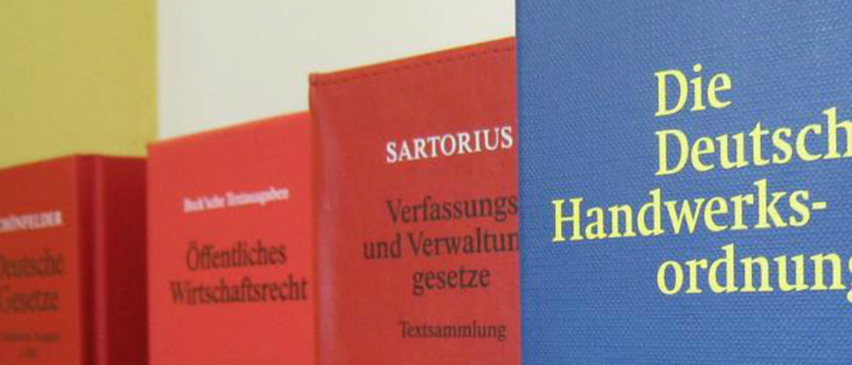 Die einheitliche gesetzliche Grundlage für das Handwerk. Vier Gesetzbücher nebeneinander. Das vordere heißt "Die deutsche Handwerksordnung". Links daneben stehen die "Verfassungs- und Verwaltungsgesetze".