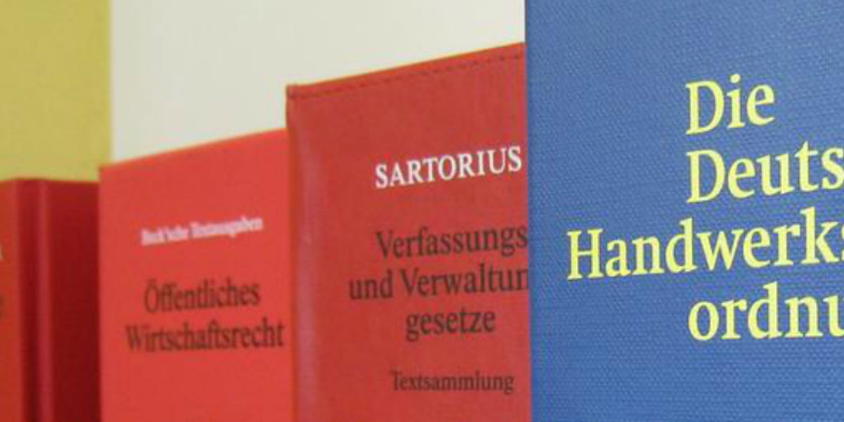 Vier Gesetzbücher nebeneinander. Das vordere heißt "Die deutsche Handwerksordnung". Links daneben stehen die "Verfassungs- und Verwaltungsgesetze". 