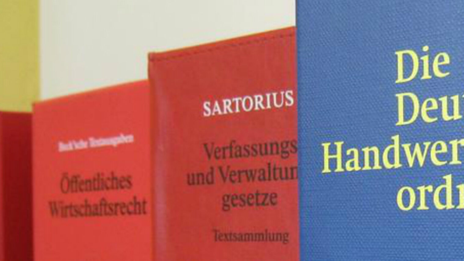 Vier Gesetzbücher nebeneinander. Das vordere heißt "Die deutsche Handwerksordnung". Links daneben stehen die "Verfassungs- und Verwaltungsgesetze". 