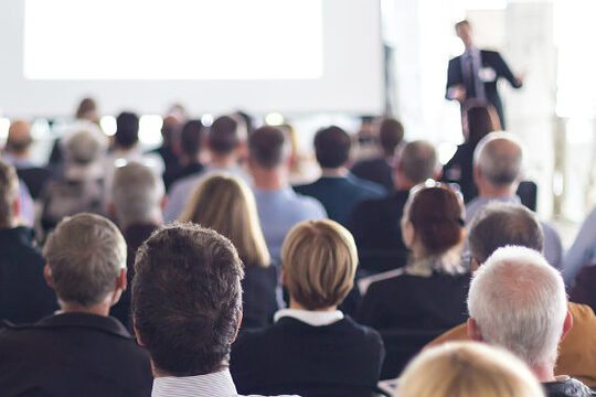 Termine und Veranstaltungen der Handwerkskammer Heilbronn-Franken viele Menschen sitzen in einem Raum, schauen nach vorne und hören bei einer Veranstaltung dem Moderator zu.
