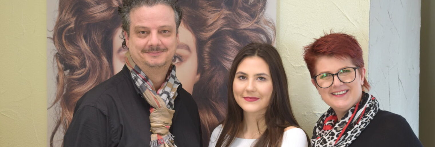 Thomas und Silke Muth mit Auszubildender Julia Ehmer (M.) Ausbildung; Passgenaue Besetzung; Ausbilder; Auszubildende; Lehrling; Lehre; Friseur; Heilbronn; Lehrstellen