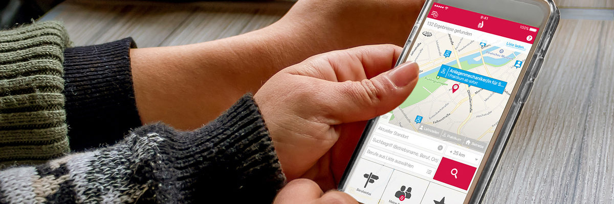 Mit der App Lehrstellenradar Ausbildungsplätze per Smartphone finden. Eine weibliche Hand hält ein Smartphone. Auf dem Display ist eine Karte zu sehen und verschiedene Eingabefelder.
