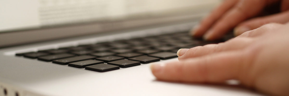 Mensch, Frau, jung, Hand, Laptop, Tastatur, Taste, tippen, schreiben, Bildschirm, Computer, PC, Büro, Eingabe