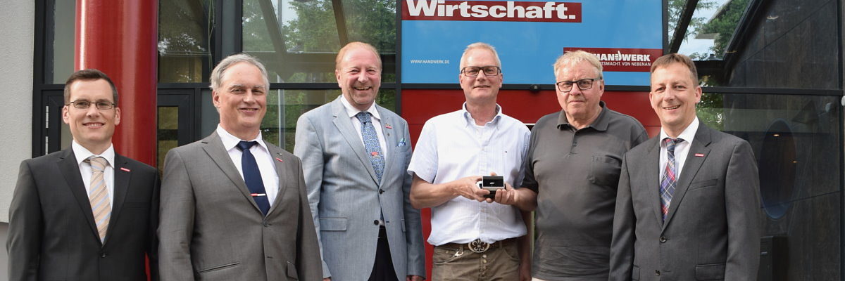 Von links: Stellvertretender Hauptgeschäftsführer Achim Hofmann, Vizepräsident Markus May, Präsident Ulrich Bopp, Obermeister Peter Scheuermann, Ehrenobermeister Willi Günter, Hauptgeschäftsführer Ralf Schnörr.