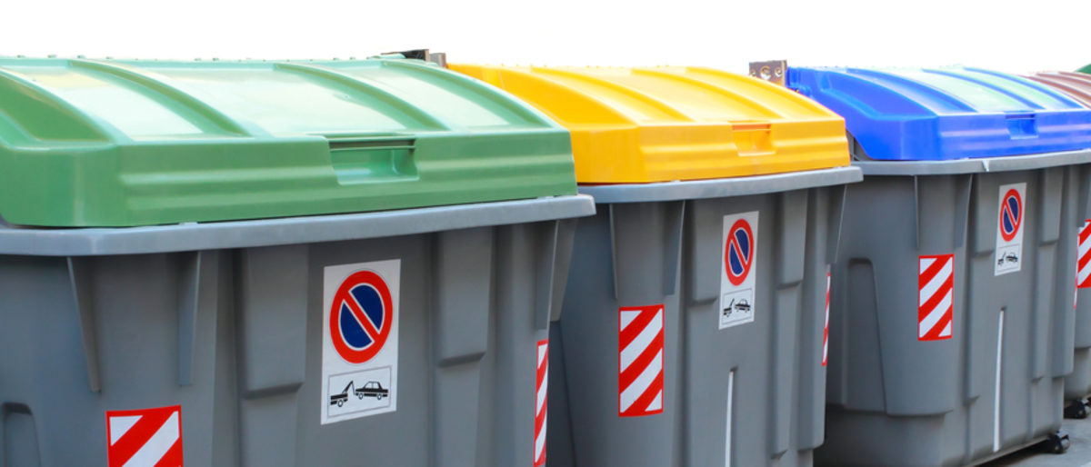 Bei der Abfallentsorgung gibt es vieles zu beachten. Mehrere große Recycling Müllcontainer mit grünen, gelben und blauen Deckel