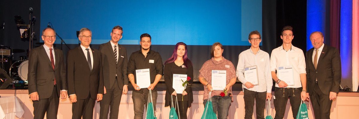 Landeshandwerkspräsident Rainer Reichhold, Joachim Krimmer, Präsident der Handwerkskammer Ulm, Felix Fricke, Ausbildungsberater der Handwerkskammer Heilbronn-Franken, mit Landessiegern Cihan Ulug, Melanie Kube, Marina Hohl, Felix Kautter, Ludwig Bauer und Kammerpräsident Ulrich Bopp (v.l.).
