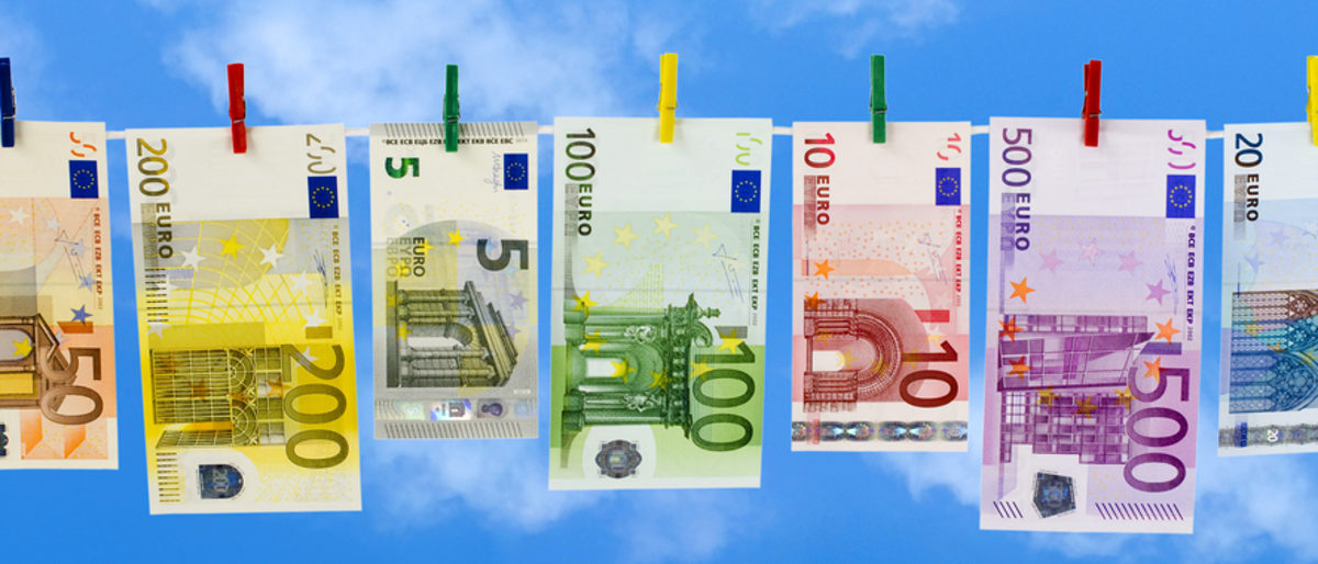 Das Geldwäschegesetz verpflichtet zur Meldung wirtschaftlich Berechtigter. An einer Wäschleine hängen Euro-Geldscheine.