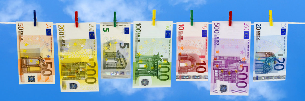 Das Geldwäschegesetz verpflichtet zur Meldung wirtschaftlich Berechtigter. An einer Wäschleine hängen Euro-Geldscheine.