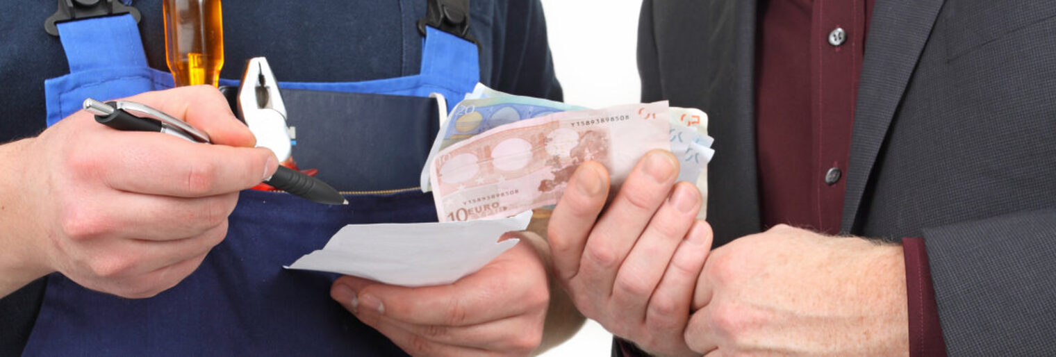 termin, bestechung, rechnung, handwerker, schwarzarbeit, schwarzgeld, steuerhinterziehung, bar, kalkulation, barzahlung, geld, waschen, korruption, männer, korrupt, bargeld, kunde, auftrag, bestechungsgeld, handeln, verhandeln, manipulation, geschäfte, machen, kriminell, arbeitnehmer, arbeitgeber, bezahlung, arbeit, arbeitslohn, auszahlen, geldscheine, abrechnen, gehalt, stundenlohn, bestechen, verhandlung, angebot, angestellter, bauarbeiter, beratung, besprechung, bezahlen, business, chef, geschäft, geschäftsabschluss, mann, handwerkerrechnung, vereinbaren