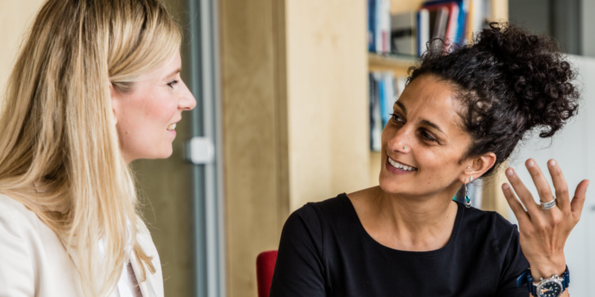 Außenwirtschaftsberater beantworten Ihre Fragen im Einzelgespräch. Zwei Frauen sitzen am Besprechungstisch und sprechen miteinander