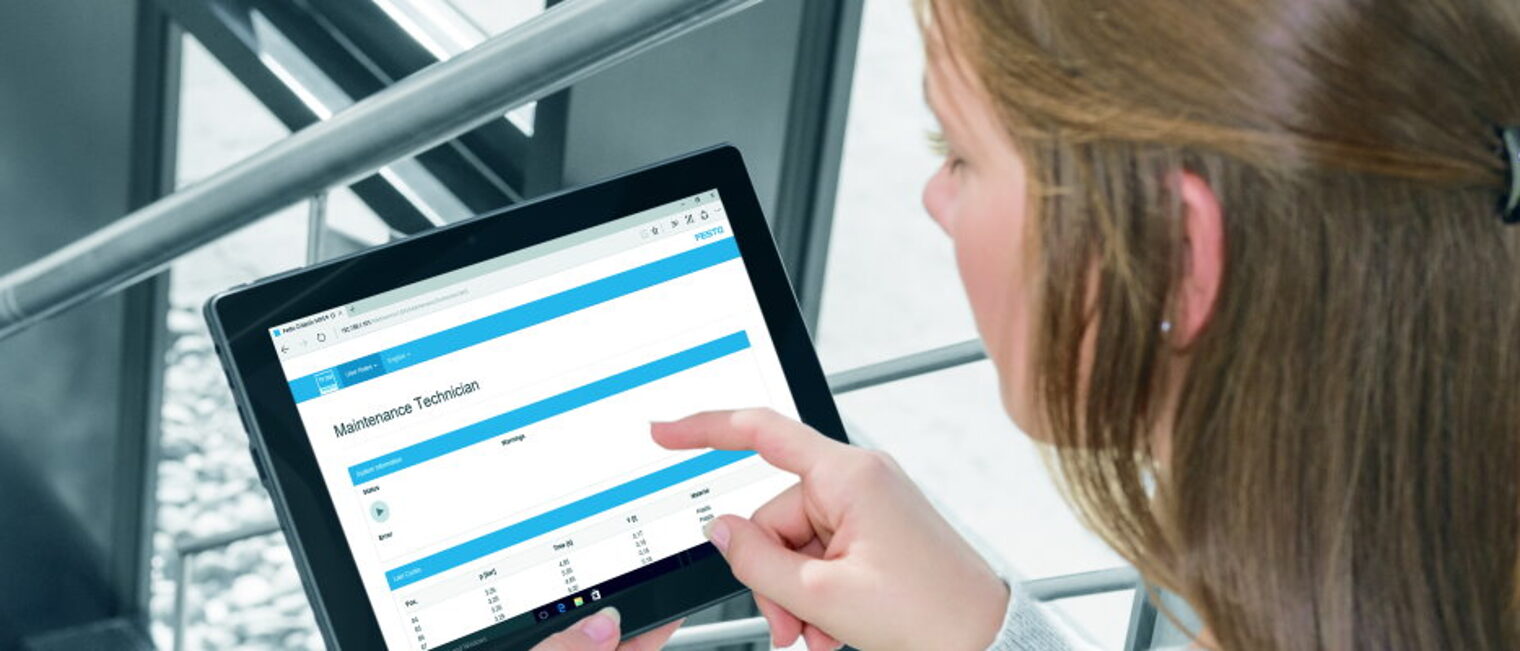 Frau; Tablet; Digitalisierung; Technik; Wartung; Service; Finger; Touch; Display; Software; Steuerrung