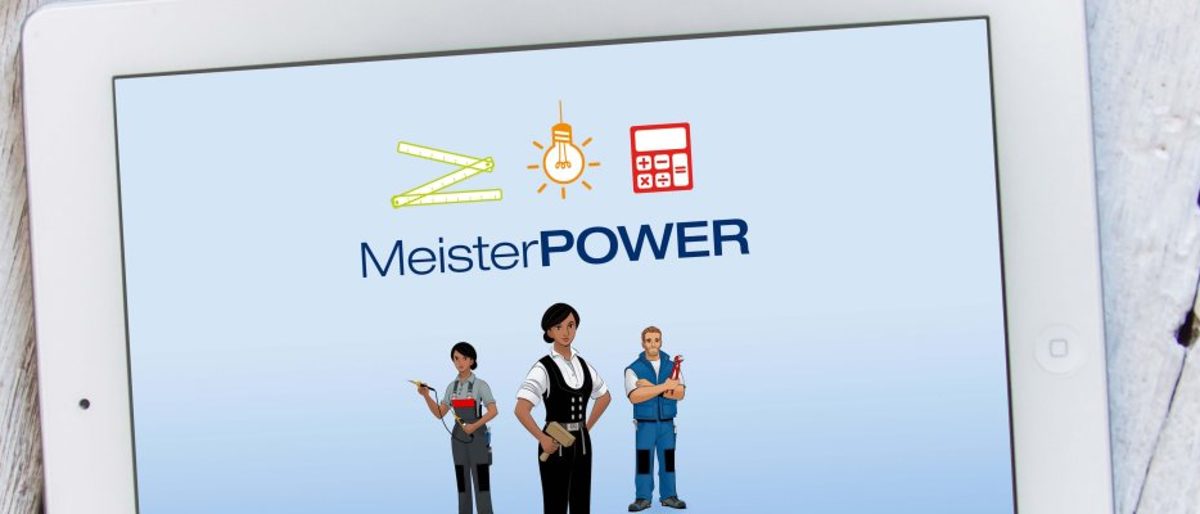 Das Lernspiel Meisterpower zeigt Schülern den Alltag eines Handwerkers. Ein weißes Tablet liegt auf einem Untergrund aus weißem Holz. Auf dem Bildschirm steht Meisterpower, darunter drei Figuren.
