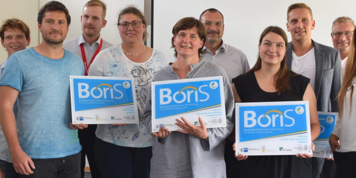 Vertreter von fünf der sieben Schulen holten sich ihr BoriS-Berufswahl-Siegel persönlich im Bildungs- und Technologiezent-rum der Handwerkskammer ab: (v.l.) Kerstin Lüchtenborg (Hand-werkskammer), Christine Hagen (IHK), Christof Scheibner (Eich-bottschule), Felix Fricke (Handwerkskammer), Silke Hess (Eich-bottschule), Elisabeth Matthes (Gymnasium bei St. Michael), Thomas Wernthal (Herzog-Christoph-Gymnasium), Miriam Dan-zeisen (Theodor-Heus-Gymnasium), Benedikt Amann (Bildungs-zentrum Niederstetten), Alexander Urban (IHK Hochrhein-Bodensee), Dilek Tarhan (IHK).