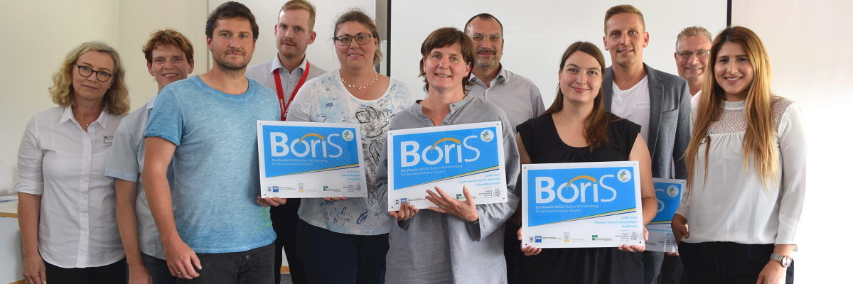 Vertreter von fünf der sieben Schulen holten sich ihr BoriS-Berufswahl-Siegel persönlich im Bildungs- und Technologiezent-rum der Handwerkskammer ab: (v.l.) Kerstin Lüchtenborg (Hand-werkskammer), Christine Hagen (IHK), Christof Scheibner (Eich-bottschule), Felix Fricke (Handwerkskammer), Silke Hess (Eich-bottschule), Elisabeth Matthes (Gymnasium bei St. Michael), Thomas Wernthal (Herzog-Christoph-Gymnasium), Miriam Dan-zeisen (Theodor-Heus-Gymnasium), Benedikt Amann (Bildungs-zentrum Niederstetten), Alexander Urban (IHK Hochrhein-Bodensee), Dilek Tarhan (IHK).
